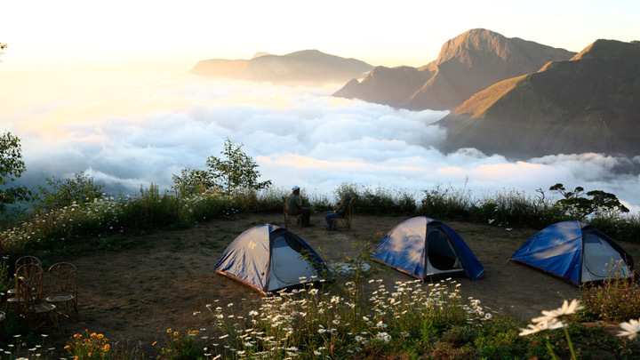 Top Station offers stunning panoramic views of the surrounding hills, valleys, and tea plantations.